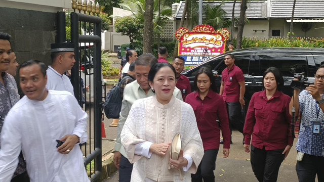 Ketua DPR RI Puan Maharani menghadiri acara open house Ketua MPR RI Ahmad Muzani di kediaman dinasnya, Jl. Widya Chandra III, Jakarta Selatan, Rabu (2/4/2025). Foto: Zamachsyari/kumparan