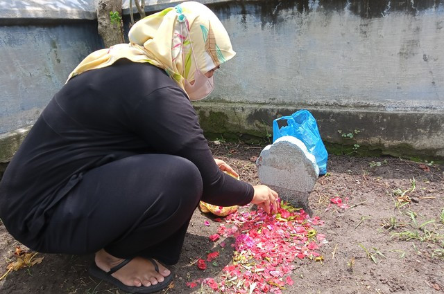 Nyekar atau ziarah makam. Foto: Masruroh/Basra