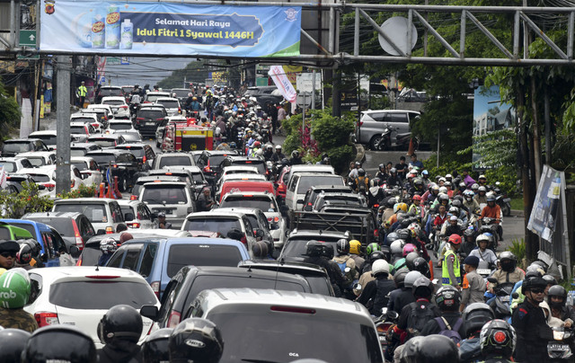 Kendaraan memadati jalur wisata Puncak di Gadog, Kabupaten Bogor, Jawa Barat, Rabu (2/4/2025). Foto: Arif Firmansyah/ANTARA FOTO