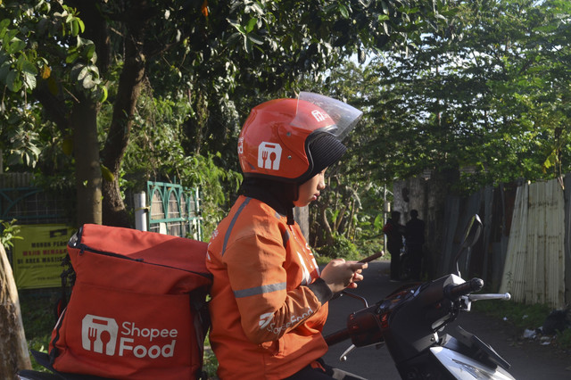 Ilustrasi driver perempuan Shopee Food. Foto: Shutterstock