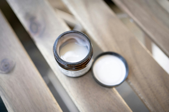 Ilustrasi Cara pakai moisturizer yang benar - Sumber: unsplash.com/@alexgoesglobal