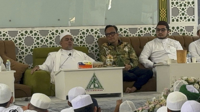 Wamenaker Immanuel Ebenezer bertemu dengan pendakwah Habib Rizieq Shihab di Habib Rizieq Shihab Center, Petamburan, Jakarta Pusat, Rabu (2/4/2025). Foto: Abid Raihan/kumparan
