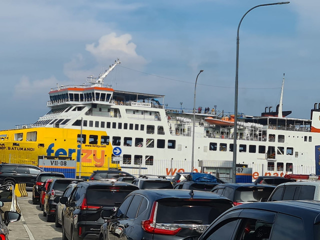 Kendaraan yang akan menaiki kapal ferry lintas Merak-Bakauheni. Foto: Dok. ASDP