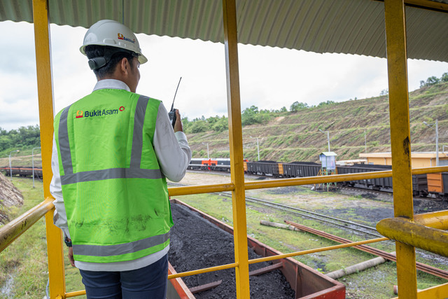 Pekerja PT Bukit Asam yang tetap bekerja selama Lebaran dalam menjaga pasokan energi. Foto: Dok. PT Bukit Asam