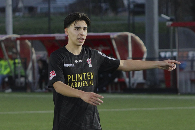 Dion Markx saat menjalani debut di Belanda bersama TOP Oss dalam laga melawan Jong AZ Alkmaar, Selasa (1/4) dini hari WIB. Foto: Dok. Pribadi