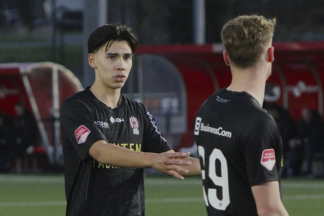 Dion Markx saat menjalani debut di Belanda bersama TOP Oss dalam laga melawan Jong AZ Alkmaar, Selasa (1/4) dini hari WIB. Foto: Dok. Pribadi