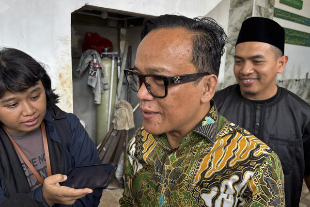 Wamenaker Immanuel Ebenezer ditemui di Habib Rizieq Syihab Center, Petamburan, Jakarta Pusat, Rabu (2/4/2025). Foto: Abid Raihan/kumparan