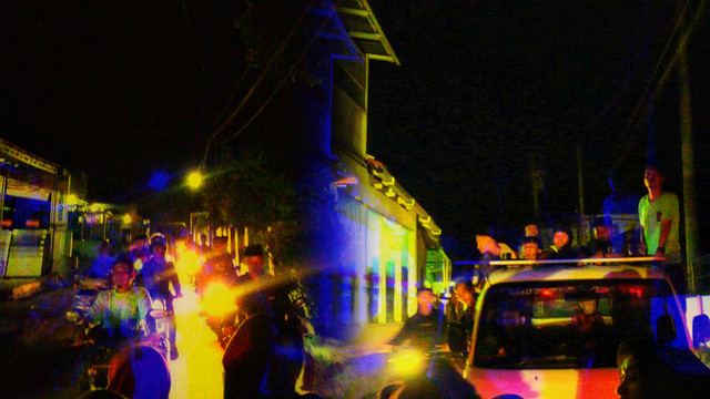 Di atas mobil, di antara motor yang beriringan, anak-anak Banjarsari melantunkan takbir, merayakan Idul Fitri dalam kebahagiaan yang sederhana.