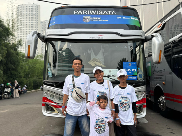 Bu Atun dan keluarga mengikuti program mudik gratis dari BUMN