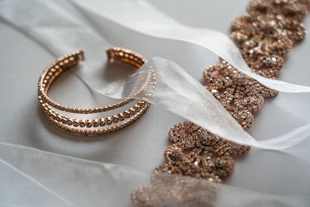 Ilustrasi apa itu emas rose gold. Sumber: pexels.com