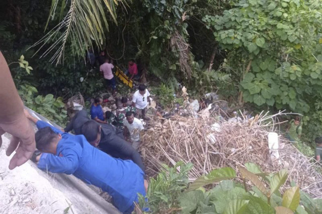 Direktorat Lalu Lintas (Ditlantas) Polda Aceh menyatakan seorang meninggal dunia dan tujuh orang lainnya luka-luka setelah minibus mereka tumpangi masuk jurang di Pulau Weh, Kota Sabang, Provinsi Aceh. Foto: M.Haris Setiady Agus/Antara