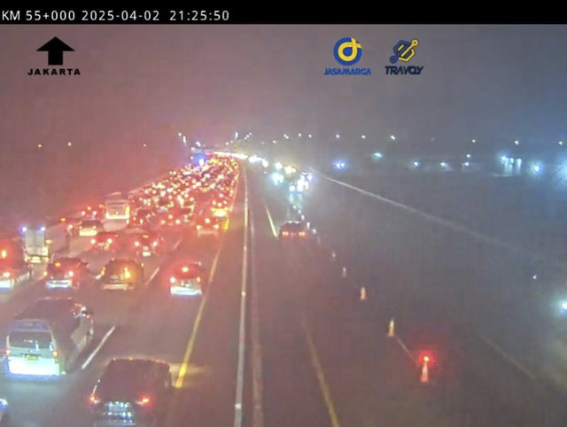 Contraflow arah Jakarta diberlakukan di Tol Jakarta-Cikampek pada Rabu (2/4/2025). Foto: Dok. CCTV Jasa Marga