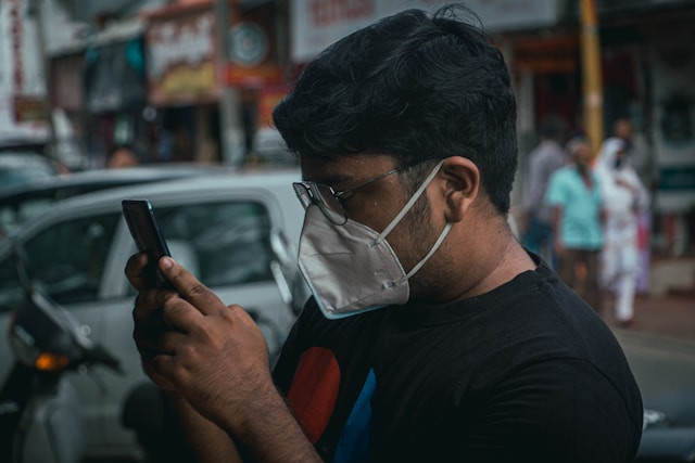Ilustrasi cara cek bansos PKH lewat HP 2025. Sumber: Unsplash/Franco Gancis