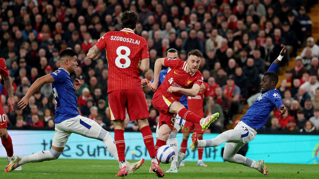 Aksi Diogo Jota saat laga Liverpool vs Everton dalam pekan ke-30 Liga Inggris 2024/25 di Stadion Anfield, Kamis (3/4) dini hari WIB. Foto: REUTERS/Phil Noble
