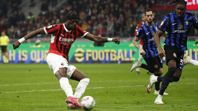 Aksi Tammy Abraham (kiri) saat laga AC Milan vs Inter dalam semifinal leg 1 Coppa Italia 2024/25 di Stadion San Siro, Kamis (3/4) dini hari WIB. Foto: REUTERS/Alessandro Garofalo