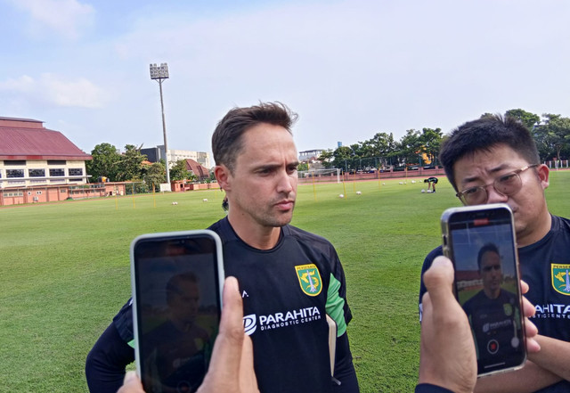 Pelatih Persebaya Paul Munster (kiri). Foto: Masruroh/Basra