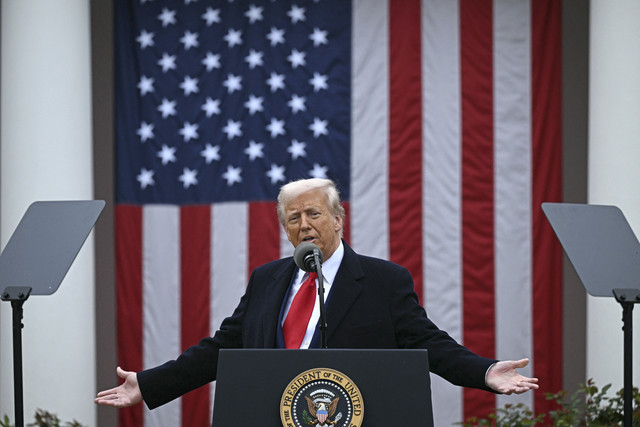 Presiden Donald Trump menyampaikan pidato mengenai tarif impor baru saat "Make America Wealthy Again" di Gedung Putih, Washington DC, Amerika Serikat, Rabu (2/4/2025). Foto: Brendan Smialowski/AFP