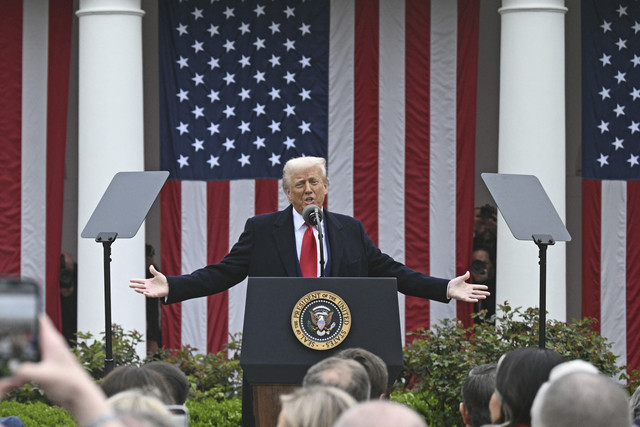 Presiden Donald Trump menyampaikan pidato mengenai tarif impor baru saat "Make America Wealthy Again" di Gedung Putih, Washington DC, Amerika Serikat, Rabu (2/4/2025). Foto: Brendan Smialowski/AFP