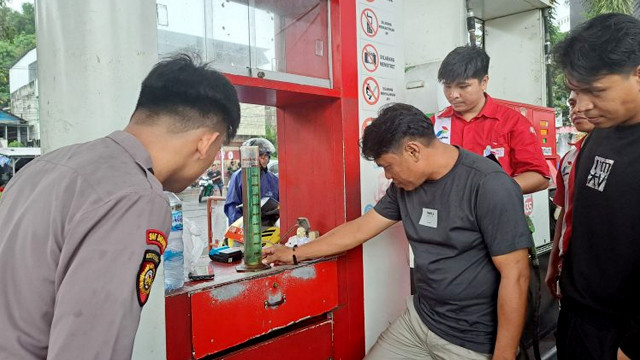 Pengujian sampel BBM jenis Pertalite di SPBU usai isu viral yang menyebutkan jika kendaraan bermotor di Sulawesi Utara rusak usai mengisi Pertalite. (foto: humas polresta manado)