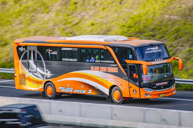 Tiket bus Bekasi - Jogja. Foto hanyalah ilustrasi, bukan bus yang sebenarnya. Sumber: Unsplash/Jalal Kelink
