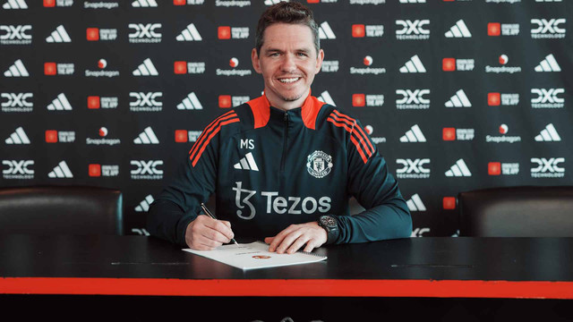 Marc Skinner perpanjang kontrak dengan Manchester United Women hingga 2027. Foto: Manchester United