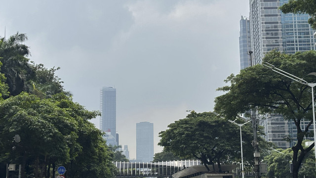 Suasana langit Jakarta saat H+3 Lebaran di kawasan Senayan, Jakarta, Kamis (3/4/2025). Foto: Abid Raihan/kumparan