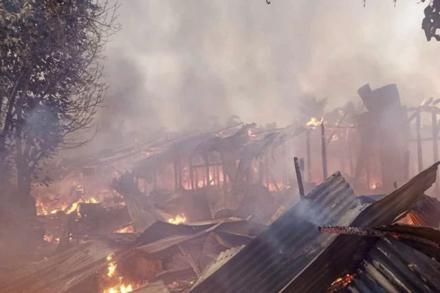 Sebanyak 18 unit rumah dinas di Asrama Gajah II/Kompi Kodim 0104/Atim Kota Langsa Aceh terbakar sekitar pukul 05.30 WIB di Langsa Aceh, Kamis (3/4/2025). Foto: BPBD Aceh/HO ANTARA