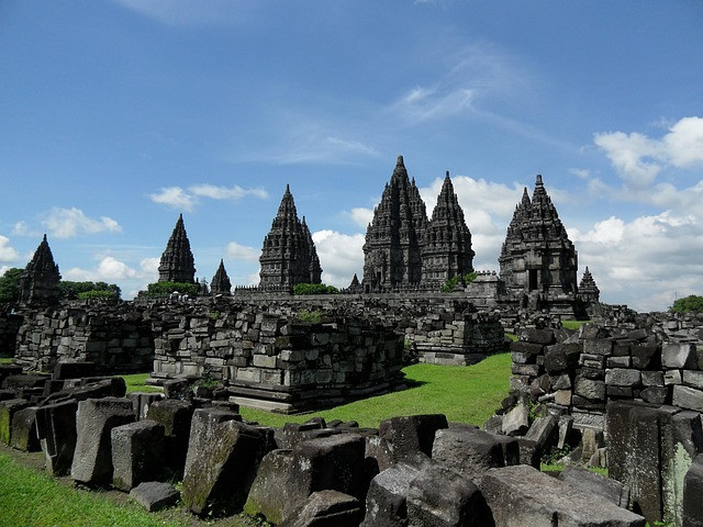 Candi Prambanan. Tempat wisata di Yogyakarta dan harga tiket masuk. Sumber: Pixabay/Pvdberg