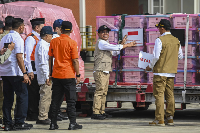 Menko PMK Pratikno menempelkan stiker bendera Indonesia pada logistik bantuan saat Apel Pelepasan Bantuan ke Myanmar di Lanud Halim Perdanakusuma, Jakarta, Kamis (3/4/2025). Foto: Galih Pradipta/ANTARA FOTO