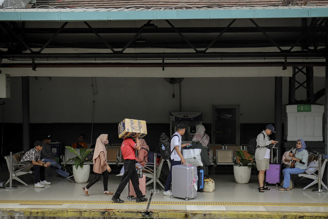 Sejumlah pemudik berjalan menuju Kereta Api di Stasiun Pasar Senen, Jakarta, Kamis (4/3/2025). Foto: Jamal Ramadhan/kumparan