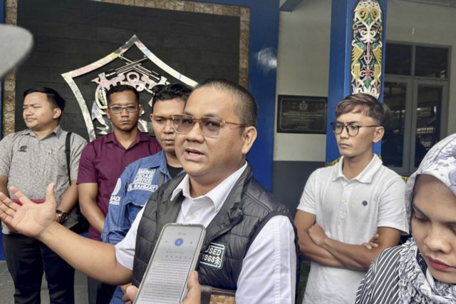 Kuasa Hukum, Muhamad Pazri (tengah) mewakili keluarga korban pembunuhan Jurnalis Kalsel memberikan keterangan usai memenuhi panggilan penyidik yang kedua kali di Denpomal Banjarmasin, Kalimantan Selatan, Rabu (2/4/2025).  Foto: Tumpal Andani Aritonang/Antara
