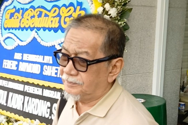 Aktor senior Deddy Mizwar turut melayat ke rumah duka Ray Sahetapy di Sentosa RSPAD, Jakarta Pusat, Rabu (2/4/2025). Foto: Vincentius Mario/kumparan