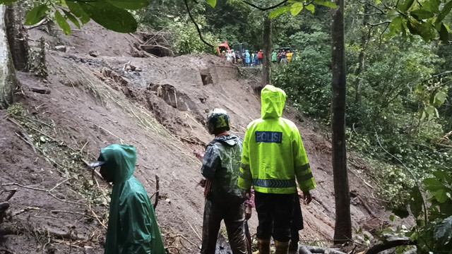Longsor terjadi di jalur Cangar-Pacet Jalan Sumber Brantas-Pacet, Kabupaten Mojokerto, Kamis (3/4/2025). Foto: Dok. Istimewa