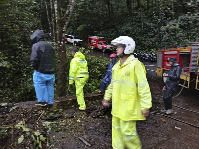 Longsor terjadi di jalur Cangar-Pacet Jalan Sumber Brantas-Pacet, Kabupaten Mojokerto, Kamis (3/4/2025). Foto: Dok. Istimewa