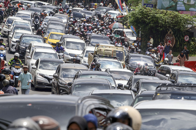 Kepadatan kendaraan wisatawan saat diberlakukan sistem satu arah di Jalan Raya Puncak Bogor, Cisarua, Kabupaten Bogor, Jawa Barat, Kamis (3/4/2025). Foto: Yulius Satria Wijaya/ANTARA FOTO