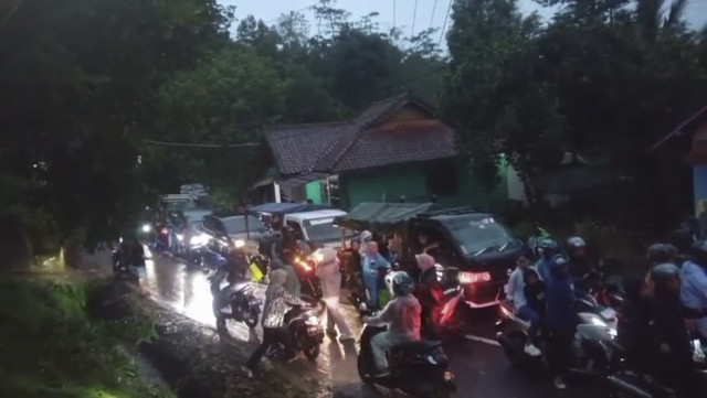Kepadatan kendaraan terjadi di ruas Jalan Raya Cibinong, Kecamatan Cibinong, Kabupaten Cianjur, Jawa Barat akibat longsor, Kamis (3/4/2025). Foto: Dok. Istimewa