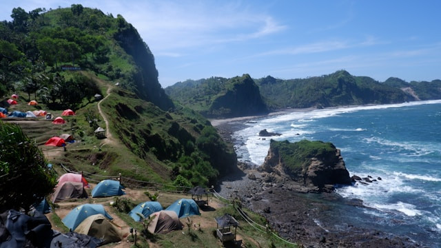 Pantai Menganti, tempat wisata di Kebumen. Sumber: Unsplash/Ardi Fitri