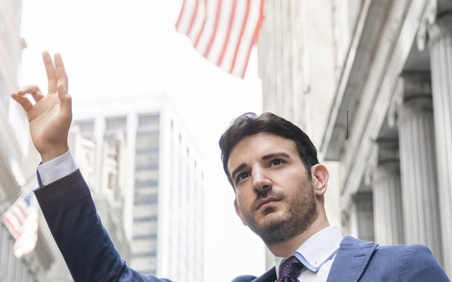 serious-businessman-hailing-cab (Ilustrasi)/Image by freepik