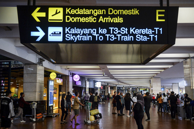Sejumlah penumpang membawa barang bawaan setibanya di Terminal 2 Bandara Soekarno-Hatta, Kota Tangerang, Banten, Kamis (3/4/2025). Foto: Putra M. Akbar/ANTARA FOTO 