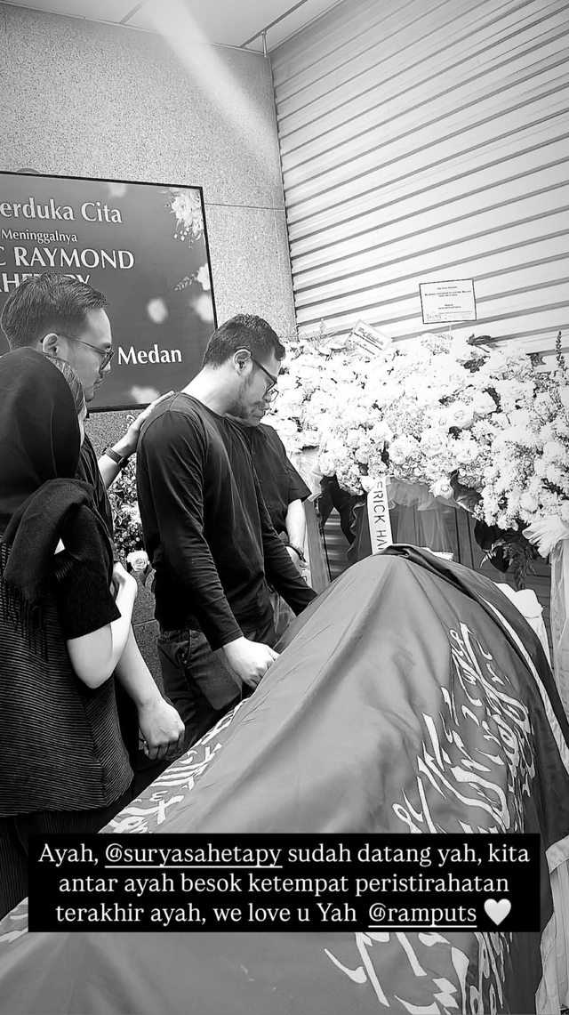 Surya Sahetapy di rumah duka, Foto: IG Story @merdioctav