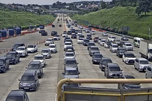  Arus lalu lintas di ruas Tol Trans Jawa pada Kamis (4/4) siang. Foto: Dok. CCTV Jasa Marga