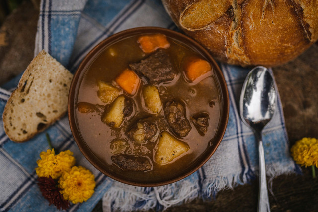 Ilustrasi cara menghangatkan semur daging - Sumber: unsplash.com/@ohlmanphotography