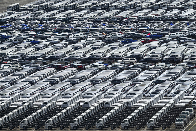 Ilustrasi impor mobil. Foto: Roslan Rahman/AFP