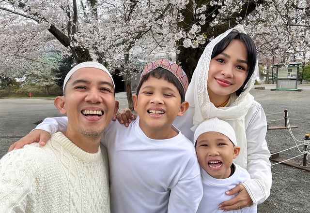 Lebaran Andien bersama keluarga di Jepang. Foto: Instagram/andienaisyah