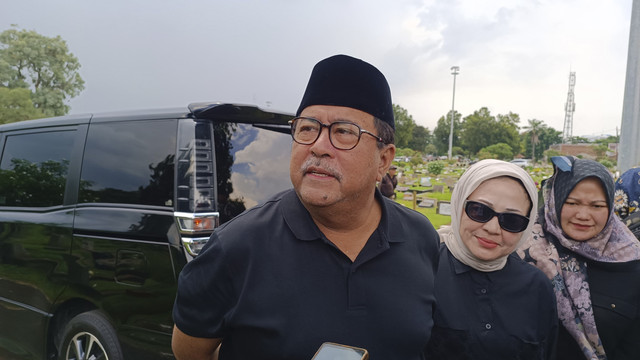 Wagub Jakarta Rano Karno menjawab pertanyaan wartawan saat ziarah ke makam keluarga di TPU Tanah Kusir, Jakarta, Jumat (4/4/2025).  Foto: Thomas Bosco/kumparan