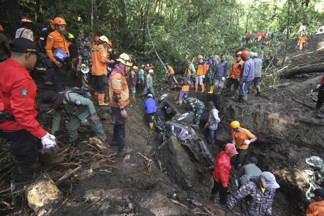 Tim SAR Gabungan, polisi dan TNI mencari korban tertimbun longsor di Jalan Raya Sumberbrantas, kawasan Hutan Raden Soerjo, Blok Watulumpang, Kecamatan Pacet, Mojokerto, Jawa Timur, Jumat (4/4/2025). Foto: Umarul Faruq/Antara Foto