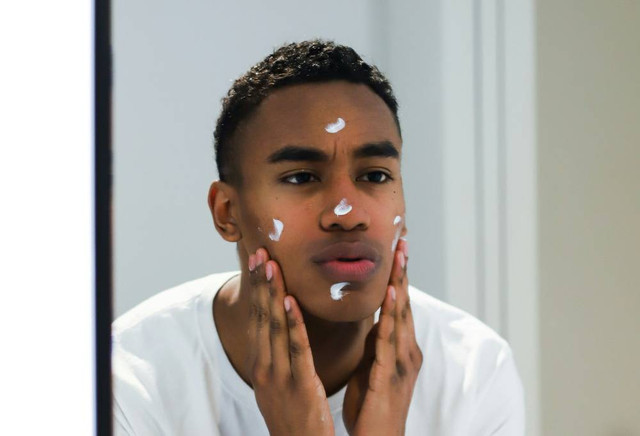 Ilustrasi skincare yang cocok untuk kulit sensitif berminyak dan berjerawat - Sumber: unsplash.com/@norevisions