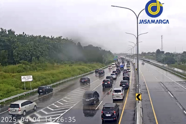 Arus lalu lintas di ruas Tol Semarang-Batang, Jumat (4/4/2025). Foto: Dok. CCTV Jasa Marga