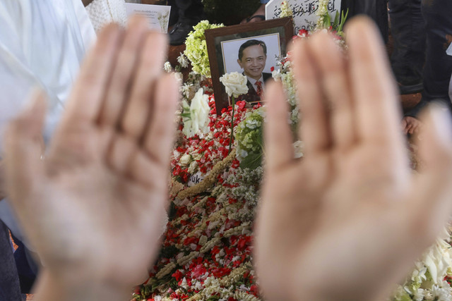 Keluarga serta kerabat berdoa saat pemakaman aktor Ray Sahetapy di TPU Tanah Kusir, Jakarta, Jumat (4/4/2025). Foto: Agus Apriyanto