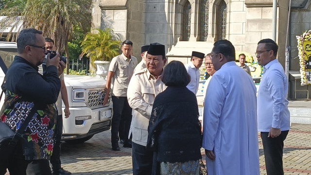 Presiden RI Prabowo Subianto melayat Uskup emeritus Keuskupan Agung Kupang, Nusa Tenggara Timur (NTT), Mgr. Petrus Turang, Pr di Gereja Katedral, Jakarta Pusat. Foto: Zamachsyari/kumparan
